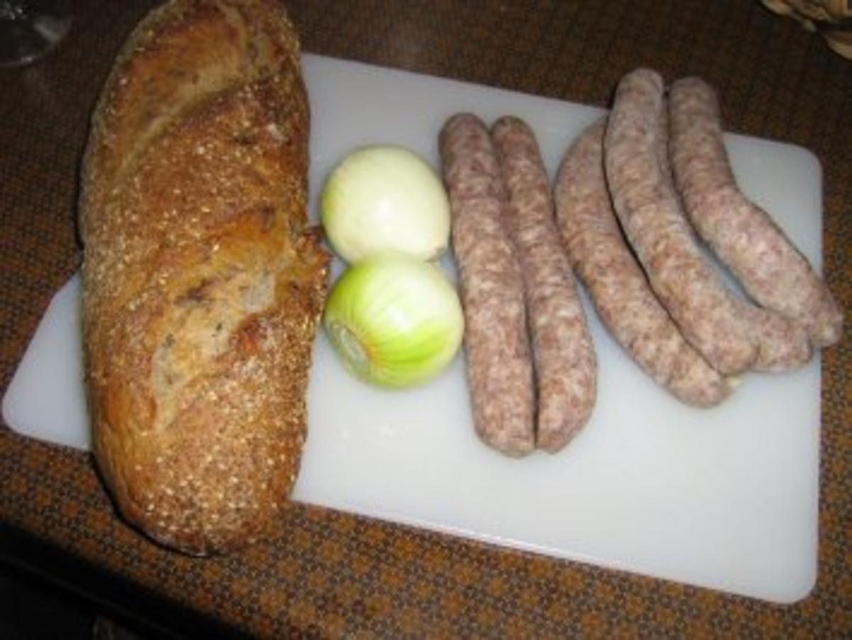 Bauernbratwurst mit gerösteten Zwiebeln und Brot - Rezept - Bild Nr. 2