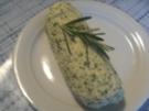 Rosmarin-Kräuter-Butter mit frischen Kräutern - Rezept