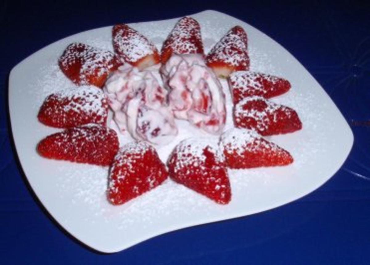 Joghurt-Sahne mit beschwipsten Erdbeeren - Rezept - Bild Nr. 2