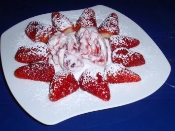 Joghurt-Sahne mit beschwipsten Erdbeeren - Rezept - Bild Nr. 2