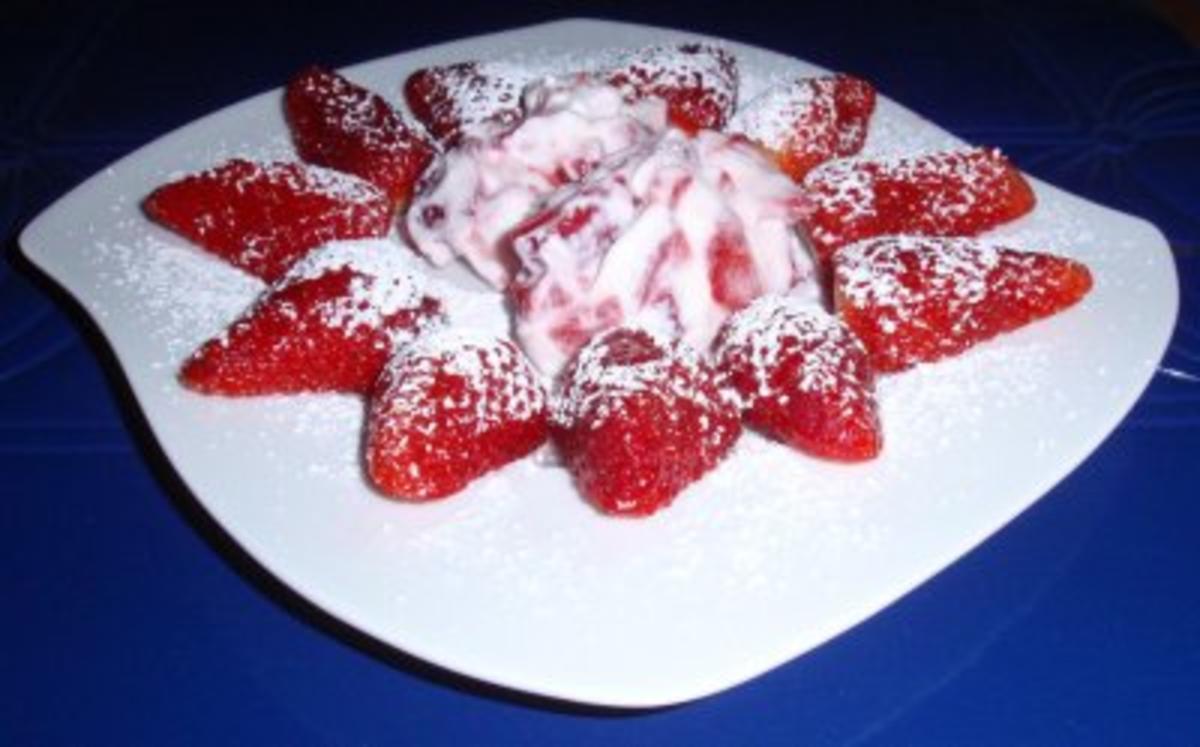 Joghurt-Sahne mit beschwipsten Erdbeeren - Rezept - Bild Nr. 3