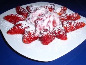 Joghurt-Sahne mit beschwipsten Erdbeeren - Rezept - Bild Nr. 3