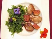 Rezept: Österreichischer Wildkräuter-Salat mit Taubenbrust und Cassisfeigen - Wiener Walzer Bild Nr. 2 Österreichischer Wildkräuter-Salat mit Taubenbrust und Cassisfeigen - Wiener Walzer - Rezept - Bild Nr. 2