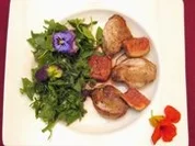 Österreichischer Wildkräuter-Salat mit Taubenbrust und Cassisfeigen - Wiener Walzer - Rezept - Bild Nr. 2