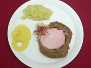 Kassler im Vollkornbrotteig mit Kohlrabi-Kartoffelpüree und Dampfäpfeln - Rezept - Bild Nr. 2