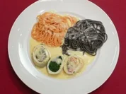 Tintenfischtuben verschieden gefüllt mit Weißweinsoße und Nudeln - Rezept - Bild Nr. 2