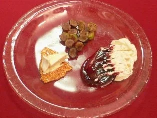 Weintrauben mit Haselnuss-Grappa-Füllung an Holunder-Coulis - Rezept - Bild Nr. 2