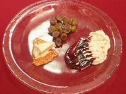 Weintrauben mit Haselnuss-Grappa-Füllung an Holunder-Coulis - Rezept - Bild Nr. 2