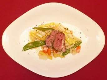 Lammsattel im Pfeffersud mit Frühlingsgemüse - Rezept - Bild Nr. 2