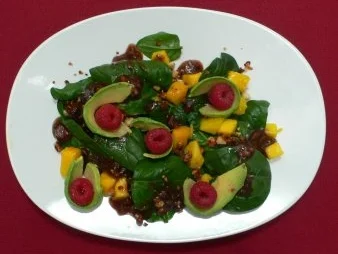 Babyspinat mit Mango und karamellisierten Macadamia-Nüssen an Dattelvinaigrette - Rezept - Bild Nr. 2
