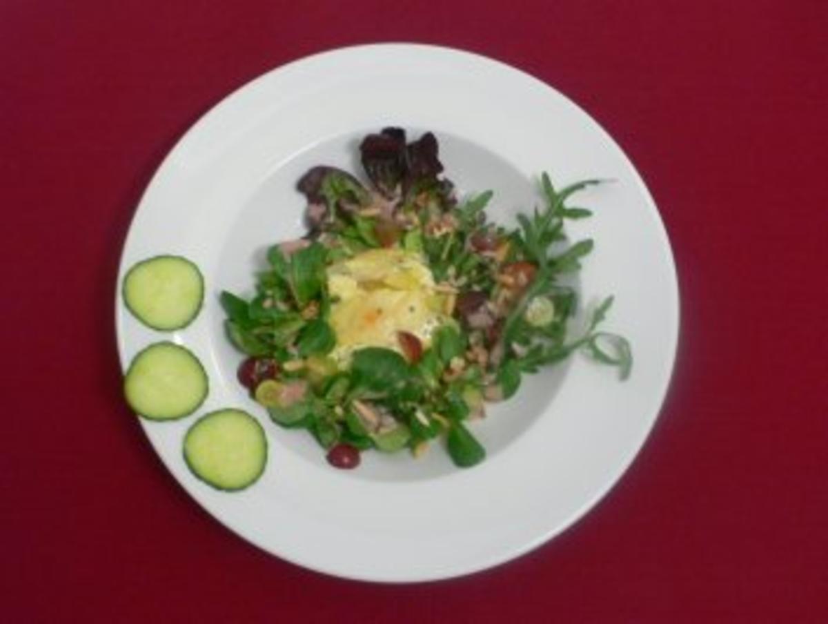 Ziegenkäse-Birnen-Kartoffel-Gratin und Salat mit Nüssen, Pinienkernen u. Weintrauben - Rezept - Bild Nr. 2