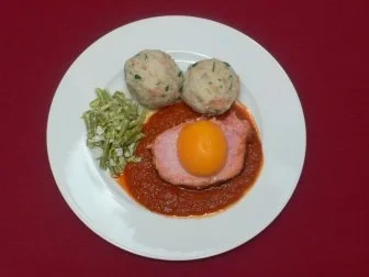 Rezept: Westfälischer Kasselerbraten auf rotem Grund unter Pfirsich mit Knödeln Bild Nr. 2 Westfälischer Kasselerbraten auf rotem Grund unter Pfirsich mit Knödeln - Rezept - Bild Nr. 2