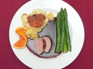 Schweinefilet in Cumberland-Portweinsoße an Kartoffelgratin und Spargel - Rezept - Bild Nr. 2