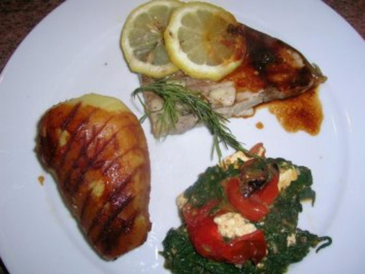 Thunfisch mariniert mit Kartoffelfächer an Blattspinat mit geschmorten Tomaten+Schafskäse - Rezept - Bild Nr. 2