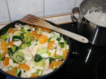 Hähnchen-Ragoutpfanne mit Aprikose und Reis - Rezept - Bild Nr. 5