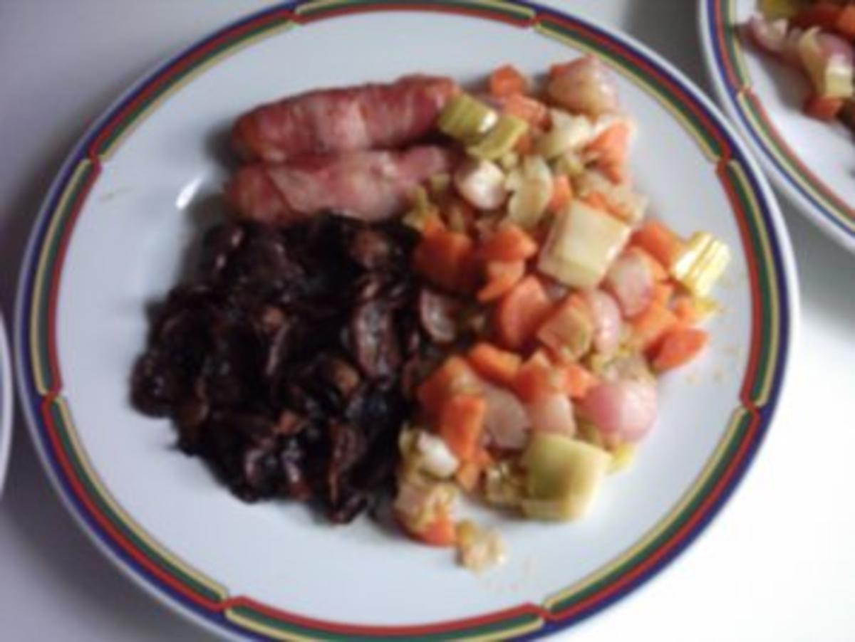 Mini-wiener im Frühstücksspeckmantel,geschmorte Pilze,gedünstetes Gemüse mit Fladenbrot - Rezept - Bild Nr. 7
