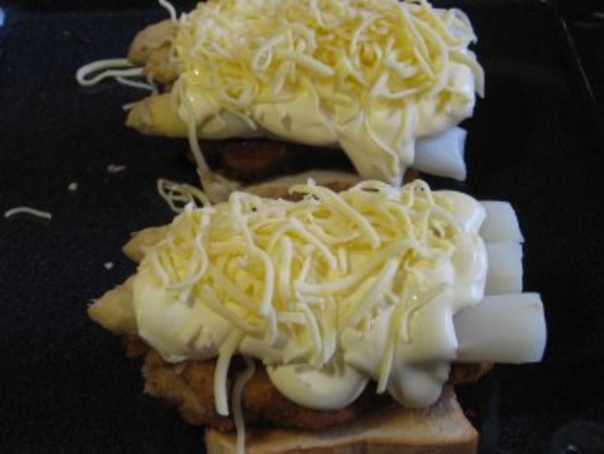 Putenschnitzel auf Toast mit Spargel ,Hollandaise und Käse überbacken - Rezept