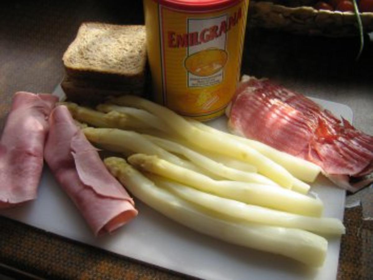 Spargel-Schinken-Toast mit Sauce Hollandaise und Parmesan überbacken ...