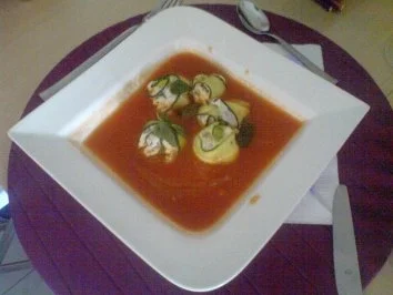 Zucchiniröllchen auf Tomatenspiegel - Rezept