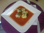 Zucchiniröllchen auf Tomatenspiegel - Rezept