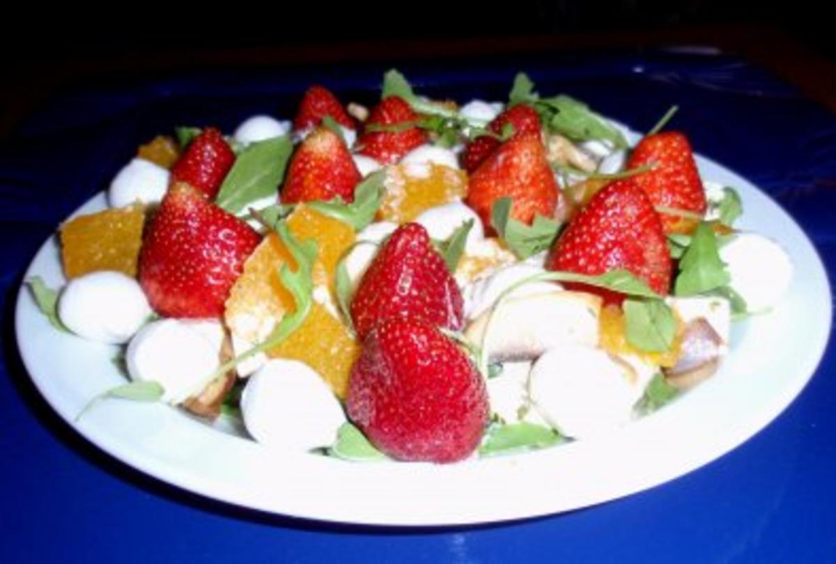 Bunter Salat mit Früchten und Käse und einem Joghurt-Orangendressing - Rezept