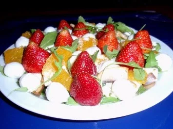 Bunter Salat mit Früchten und Käse und einem Joghurt-Orangendressing - Rezept