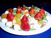 Rezept: Bunter Salat mit Früchten und Käse und einem Joghurt-Orangendressing Bunter Salat mit Früchten und Käse und einem Joghurt-Orangendressing - Rezept