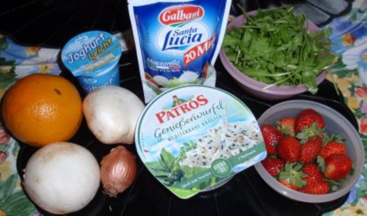 Bunter Salat mit Früchten und Käse und einem Joghurt-Orangendressing - Rezept - Bild Nr. 2