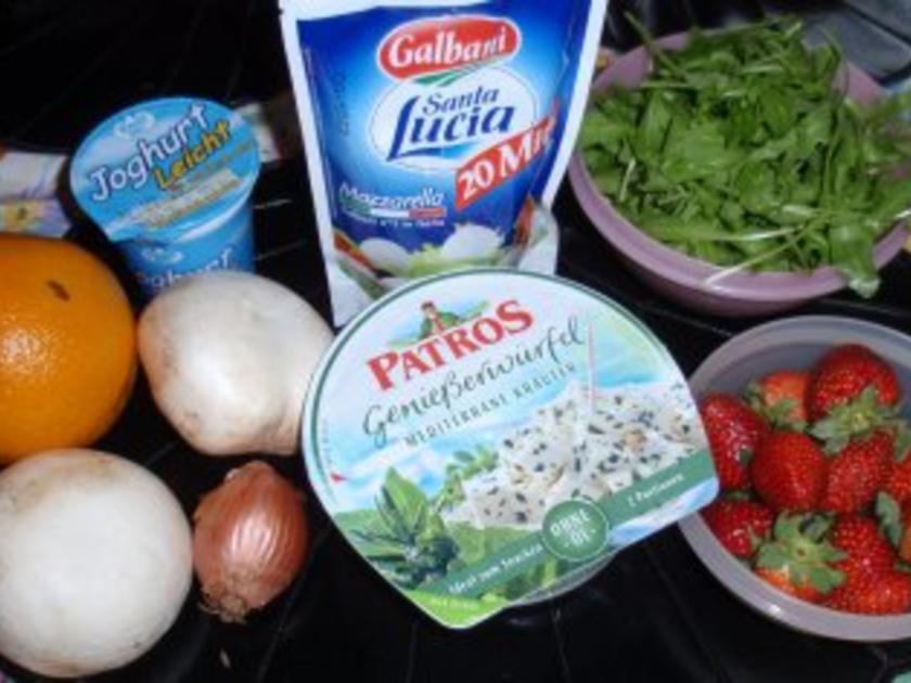 Bunter Salat mit Früchten und Käse und einem Joghurt Orangendressing ...