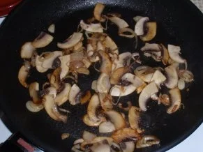 Bunter Salat mit Früchten und Käse und einem Joghurt-Orangendressing - Rezept - Bild Nr. 3