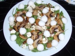 Bunter Salat mit Früchten und Käse und einem Joghurt-Orangendressing - Rezept - Bild Nr. 6