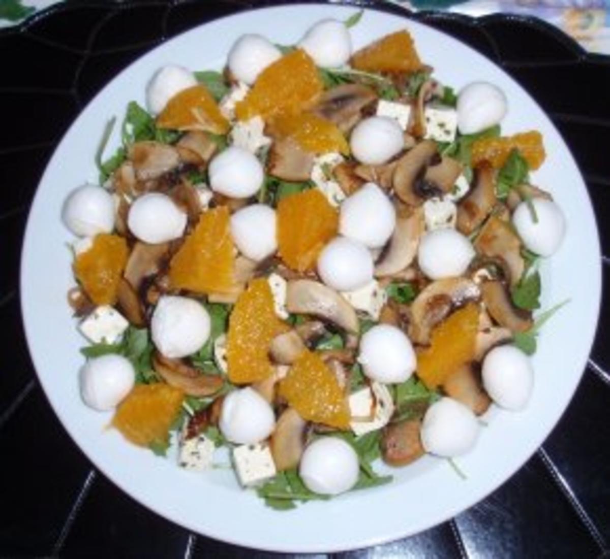 Bunter Salat mit Früchten und Käse und einem Joghurt-Orangendressing - Rezept - Bild Nr. 7