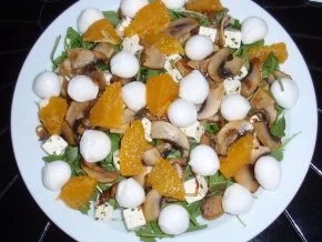 Bunter Salat mit Früchten und Käse und einem Joghurt-Orangendressing - Rezept - Bild Nr. 7