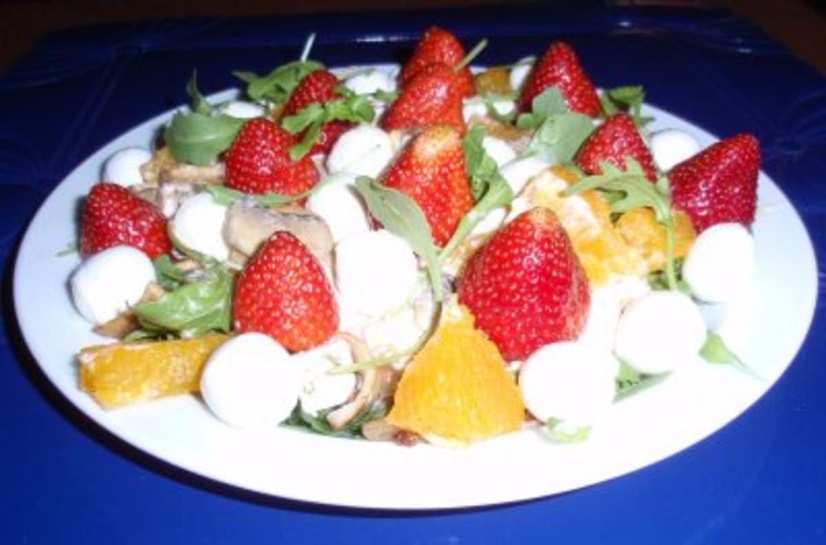 Bunter Salat mit Früchten und Käse und einem Joghurt-Orangendressing - Rezept - Bild Nr. 8