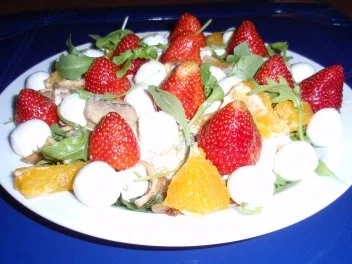 Bunter Salat mit Früchten und Käse und einem Joghurt-Orangendressing - Rezept - Bild Nr. 8