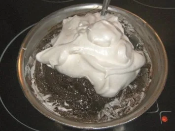 Schokoladen - Kirschtorte mit Eierlikörcreme - Rezept - Bild Nr. 3