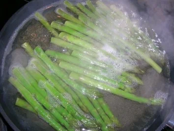 Omelett mit grünem Spargel und Schafskäse sowie Bratkartoffeln - Rezept - Bild Nr. 2