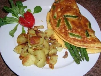 Omelett mit grünem Spargel und Schafskäse sowie Bratkartoffeln - Rezept - Bild Nr. 5