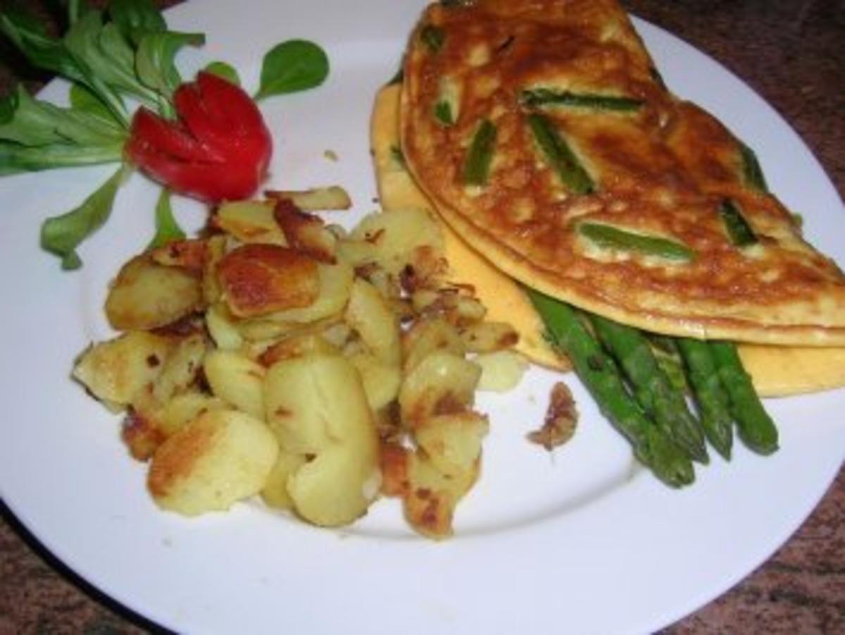 Omelett mit grünem Spargel und Schafskäse sowie Bratkartoffeln - Rezept