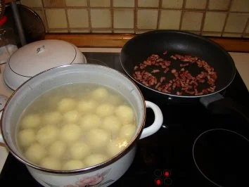 Knödel mit Lauchzwiebel-Specksoße - Rezept - Bild Nr. 3