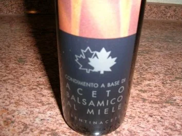 Rezept: Erdbeeren eingelegt mit Balsamico-Honig an Vanilleeis Bild Nr. 2 Erdbeeren eingelegt mit Balsamico-Honig an Vanilleeis - Rezept - Bild Nr. 2