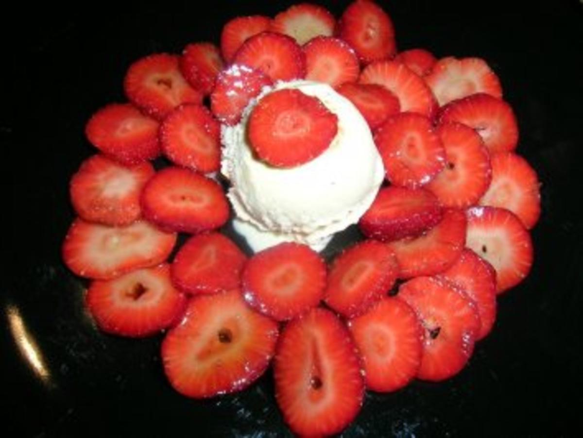 Erdbeeren eingelegt mit Balsamico-Honig an Vanilleeis - Rezept - Bild Nr. 3