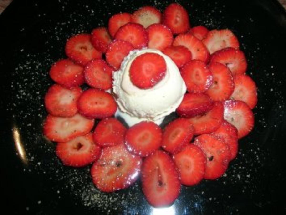 Erdbeeren eingelegt mit Balsamico-Honig an Vanilleeis - Rezept