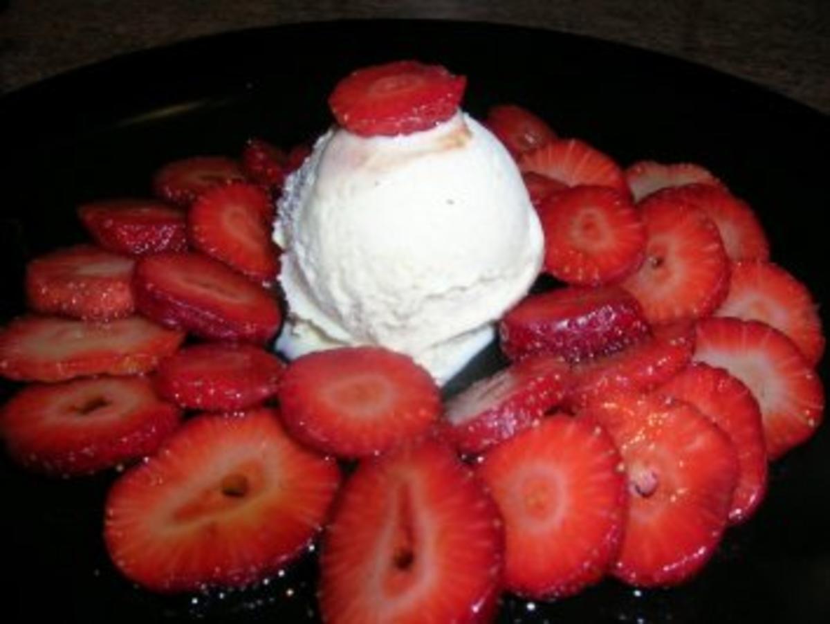 Erdbeeren eingelegt mit Balsamico-Honig an Vanilleeis - Rezept - Bild Nr. 4