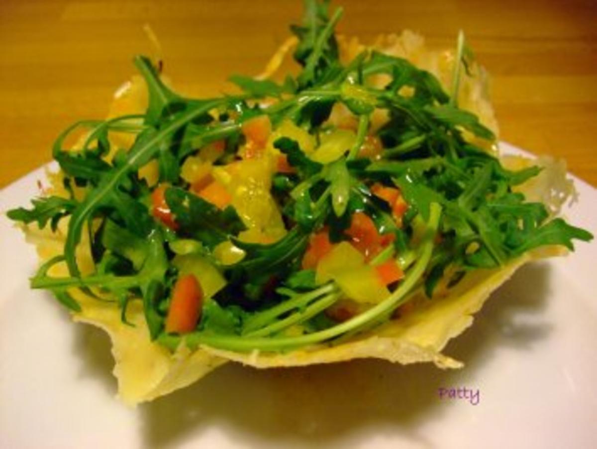 Hähnchenrouladen mit Ziegenfrischkäse und Salat im Chili-Parmesan-Körbchen - Rezept - Bild Nr. 3