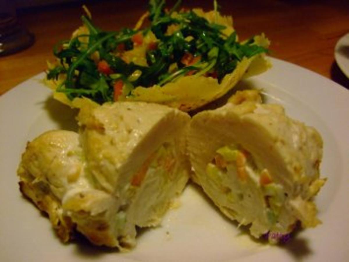 Hähnchenrouladen mit Ziegenfrischkäse und Salat im Chili-Parmesan-Körbchen - Rezept