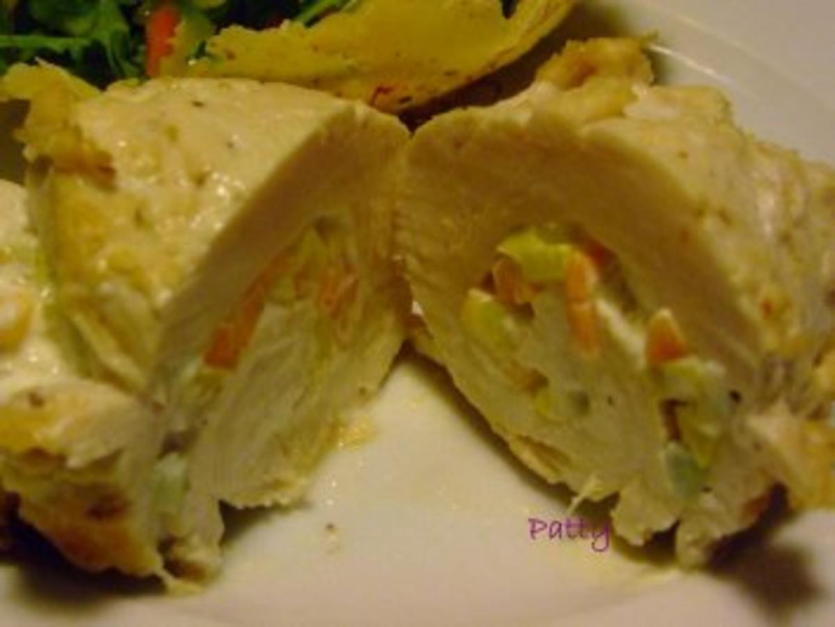 Hähnchenrouladen mit Ziegenfrischkäse und Salat im Chili-Parmesan-Körbchen - Rezept - Bild Nr. 2