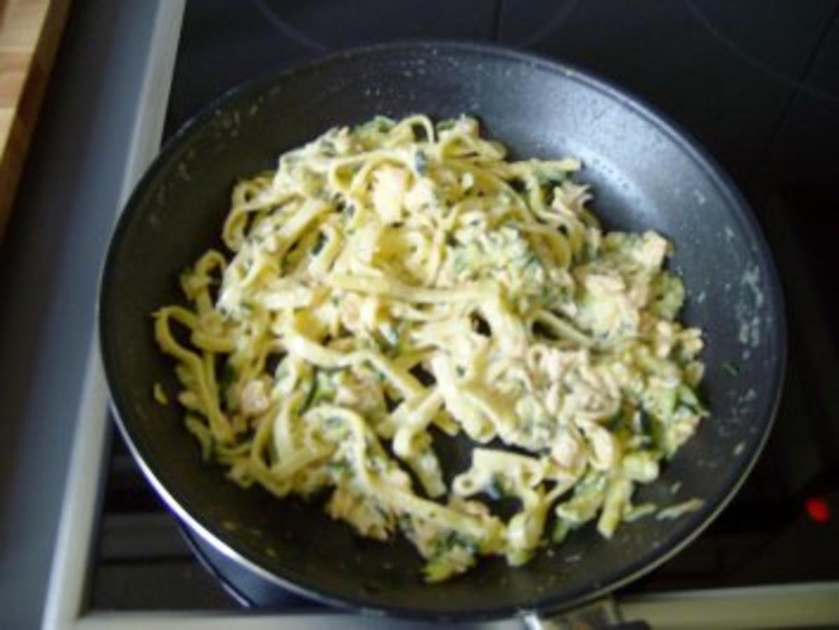 Fettucine mit Lachs und Zucchini - Rezept - Bild Nr. 2