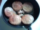 Gebratene Jagdwurst-Scheiben,gedünstetes Mischgemüse mit gebr. Champignons im Rührereimant - Rezept