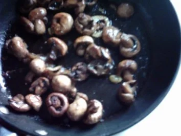 Gebratene Jagdwurst-Scheiben,gedünstetes Mischgemüse mit gebr. Champignons im Rührereimant - Rezept - Bild Nr. 2